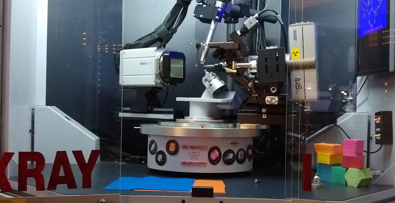 Image of UVA's Bruker APEXII diffractometer